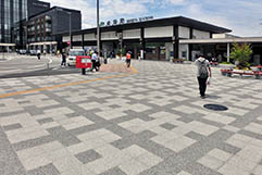 JR成田駅駅前広場整備工事(千葉県)使用製品：研磨平板