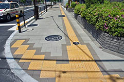 市道21号線（東京都）太平洋プレコン工業　点字　線字　　使用製品：視覚障害者誘導用ブロック