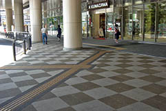 八王子駅（東京都）太平洋プレコン工業　点字　線字　　使用製品：視覚障害者誘導用ブロック