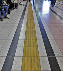 上野駅（東京都）使用製品：視覚障害者誘導用ブロック