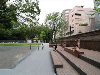 区立六義公園（東京都）　東洋工業 ワンユニオンペイブＡＱ　透水性平板　不陸防止舗装材