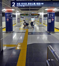 西早稲田駅（東京都）使用製品：研磨平板