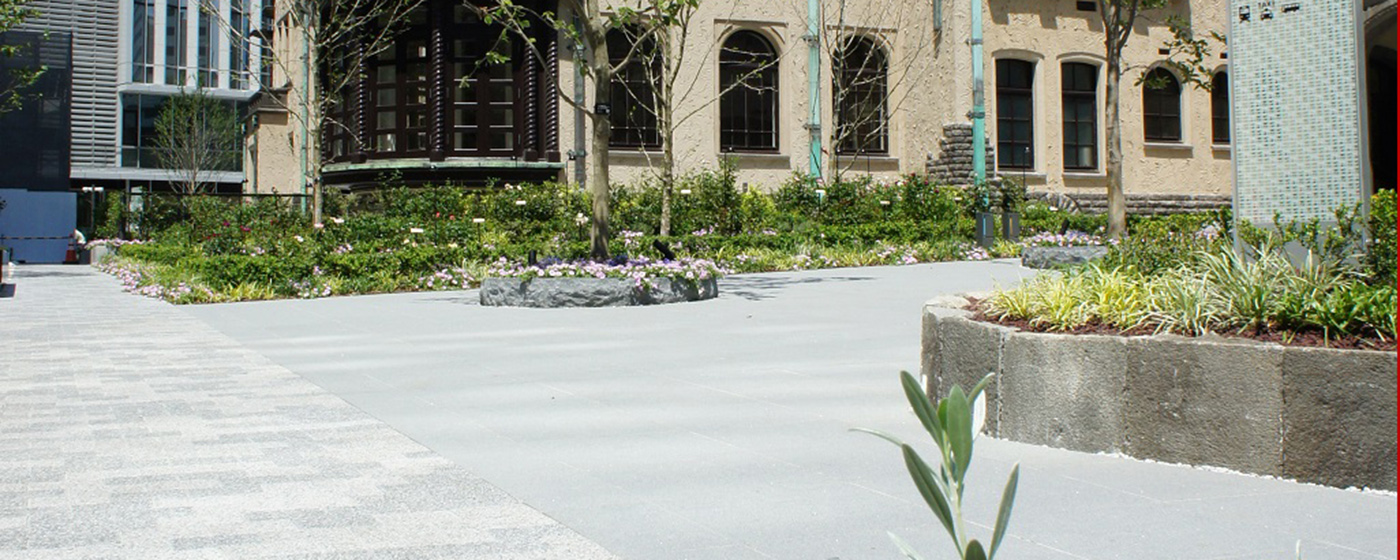 東京ガーデンテラス紀尾井町の赤坂プリンス クラシックハウスの外構に研磨平板が採用されました。