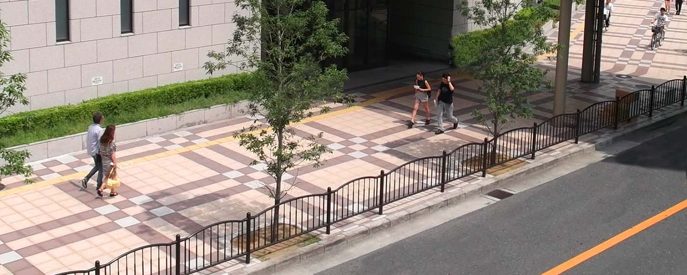 梅田の阪急百貨店外構に擬石平板が採用されました。